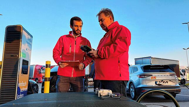 Sven Hübschen und Uwe Witfer vom ACE – Auto Club Europa bei der Aktion auf dem Rastplatz Neckarburg West.