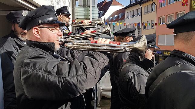 Der Seehasen-Fanfarenzug auf dem Balkon der SÜDKURIER-Redaktion in der Karlstraße.