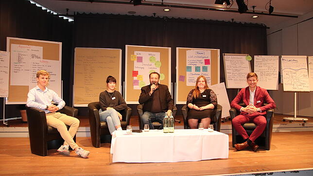 Auf dem Podium im Kursaal (von links): Victor Kliewer, Ina Holzer, Moderator Reiner Jäckle, Vanessa Schnell und Espen Rechtsteiner.
