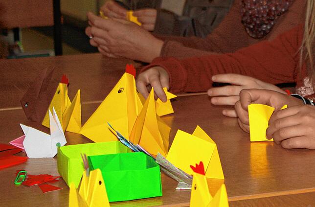 Als Origami ist die Kunst vom Papierfalten auch in hiesigen Breiten bekannt.