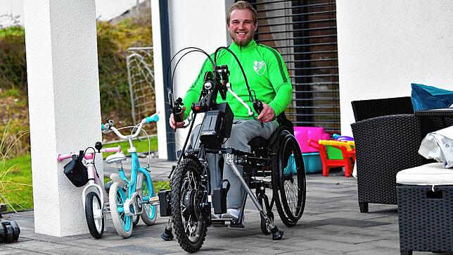 Optimistisch: Kevin Simanowski hadert nicht mit dem Schicksal. Der frühere Torhüter des TuS Blumberg hält sich auch im Rolli fit und ...