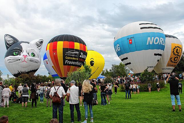 Die Heißluftballone sind ein echter Hingucker im Seeburgpark, auch wenn sie wetterbedingt letztlich nicht steigen durften.