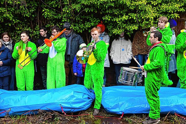 Bild 16: Batschnasse Riesengaudi: mit Pauken und Trompeten Da Bach na