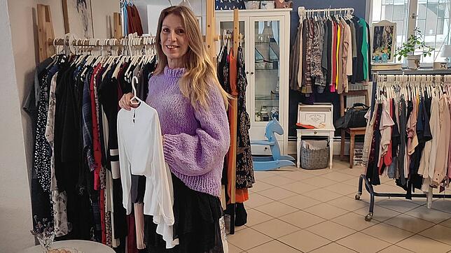 Cordula Slaby führt den Secondhandladen Herzstück. Doch das Ende des Geschäftsbetriebs ist absehbar.