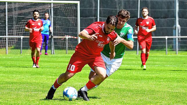 Der Villinger Furkan Sari (links) im Duell mit dem Blumberger Egor Mattegit. Villingen geht mit einem Drei-Tore-Vorsprung ins Rückspiel ...