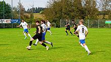 Obereschachs Niklas Schütz (links, schwarzes Trikot) und Marius Marte vom SV Niedereschach kämpfen um den Ball. Durch zwei verwandelte ...