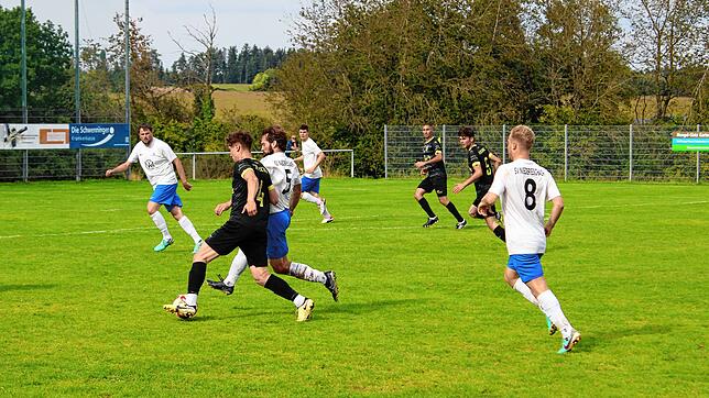 Obereschachs Niklas Schütz (links, schwarzes Trikot) und Marius Marte vom SV Niedereschach kämpfen um den Ball. Durch zwei verwandelte ...