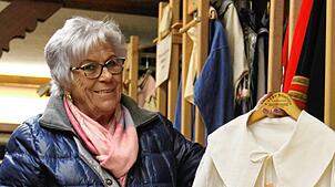 Ruth Müller betreut seit vielen Jahren die Kleiderkammer der Narrenzunft Bräunlingen. Für  jeden findet sich etwas, sagt sie.