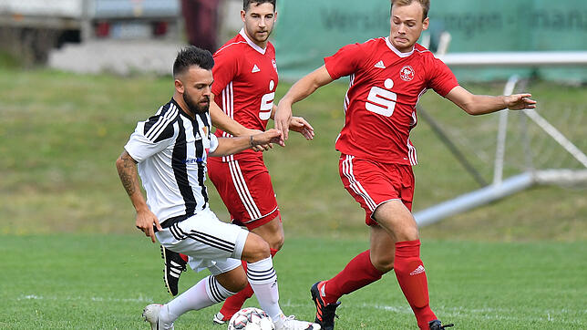 Er trifft doppelt: Der Laufenburger Sandro D&lsquo;Accurso (links) erzielte beim 2:0 des SV 08 Laufenburg gegen den SV Kirchzarten beide ...