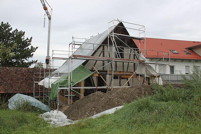 Blick auf den Holzschopf (links) und das Ausgedinghaus (Mitte). Rechts ein benachbarter Neubau. Dort stand einst das Hauptgebäude des ...