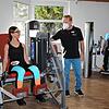 Brigitte und Paul Häusle beim Training. Inhaber Norbert Merz sorgt für die richtige Ausführung.