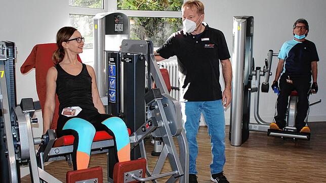 Brigitte und Paul Häusle beim Training. Inhaber Norbert Merz sorgt für die richtige Ausführung.