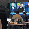 Journalisten verfolgen am Sonntagabend im Fernsehstudio das dritte TV-Triell, die Kanzlerkandidatendiskussion bei ProSieben und Sat.1, ...