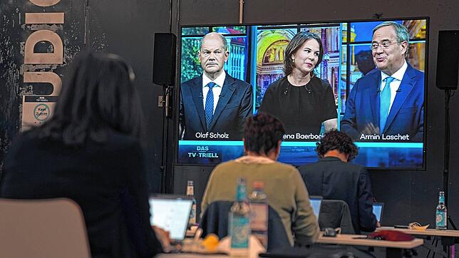 Journalisten verfolgen am Sonntagabend im Fernsehstudio das dritte TV-Triell, die Kanzlerkandidatendiskussion bei ProSieben und Sat.1, ...