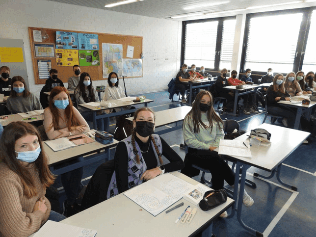 Mit und ohne Maske: Wie hier in der Klasse 9c der Robert-Schuman-Realschule ist nun beides möglich.