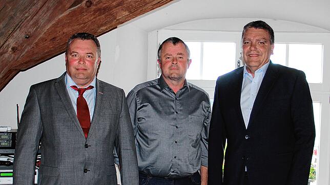 Partei-Kandidat Marc Michael Berchmann (von links), Gemeindewahlleiter Bruno Schnur und Amtsinhaber Andreas Schmid.