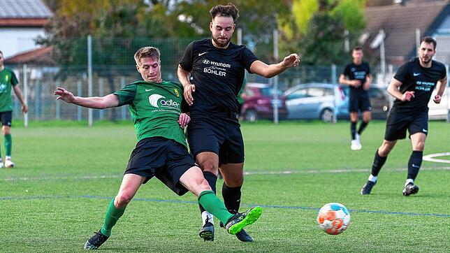 Kampfgeist zahlt sich aus: Lucas Eschbach (links, gegen Antonio Santoro) holte sich mit dem SV Herten trotz 0:2-Rückstand noch einen ...