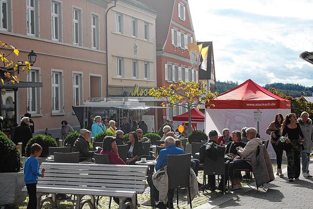 In der Sonne war es so angenehm warm, dass viele Gäste im Eiscafé Platz nahmen.