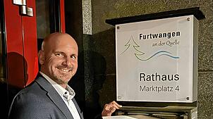 Mario Ketterer gibt seine Bewerbung mitten in der Nacht als erster Kandidat zur Bürgermeisterwahl Furtwangen ab.  Foto: Steffi Ketterer