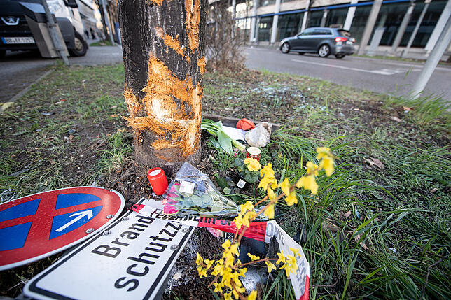 Opfergedenken in Stuttgart: Beim Raserunfall eines 20-Jährigen mit einem geliehenen Sportwagen kamen im März zwei unbeteiligte Menschen ...