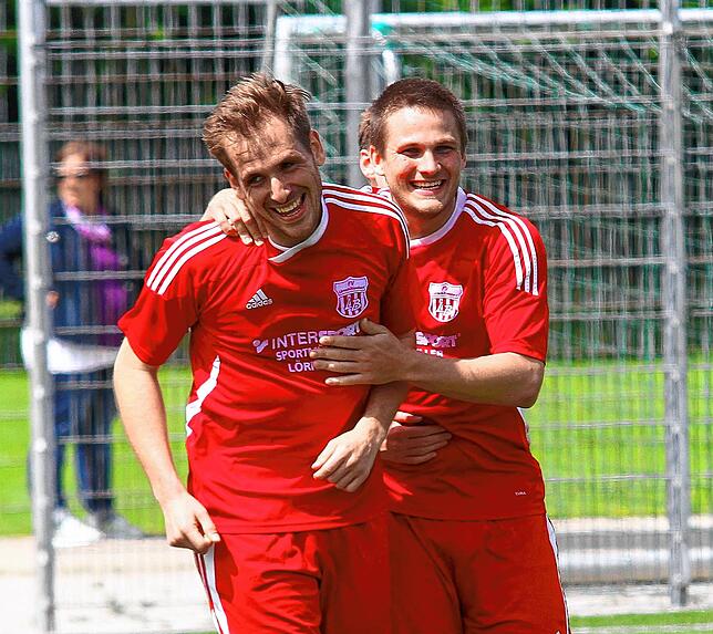 Sauber gemacht: Hier bejubelt Philipp Wengemayr (rechts) einen Treffer von Kevin Tröndlin. Beim 1:1 des FV Lörrach-Brombach II gegen den ...