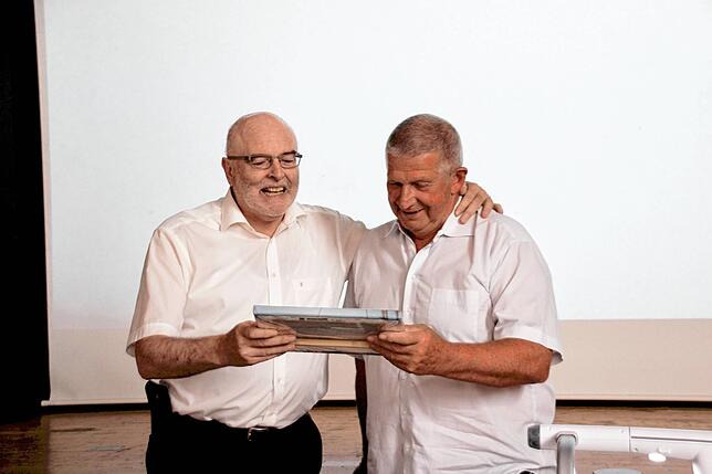 Willi Schirmeister (rechts) wurde im vergangenen Jahr von Bürgermeister Rainer Stolz (links) als Stadtbaumeister verabschiedet.