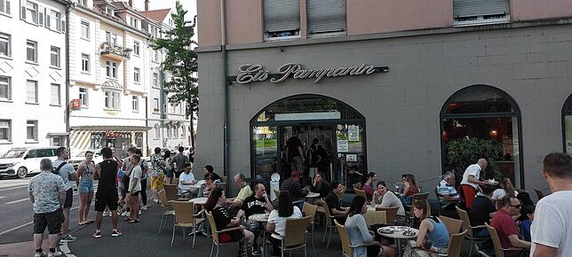 Ein typischer Anblick im Frühling und im Sommer: voll besetzte Terrasse und eine lange Schlange vor dem Pampanin.