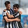 Der klare Auswärtserfolg in Göppingen stimmt den FC 08 Villingen um Samet Yilmaz (rechts) und Eduard Heckmann fröhlich.