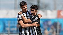 Der klare Auswärtserfolg in Göppingen stimmt den FC 08 Villingen um Samet Yilmaz (rechts) und Eduard Heckmann fröhlich.