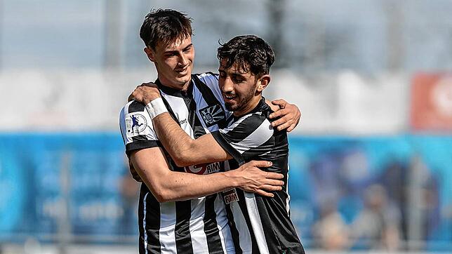 Der klare Auswärtserfolg in Göppingen stimmt den FC 08 Villingen um Samet Yilmaz (rechts) und Eduard Heckmann fröhlich.