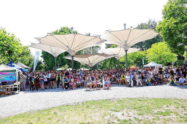 Bild 5: Fotos vom CSD 2025 in Konstanz: Bunte Flaggen, ausgefallene Outfits und klare Statements
