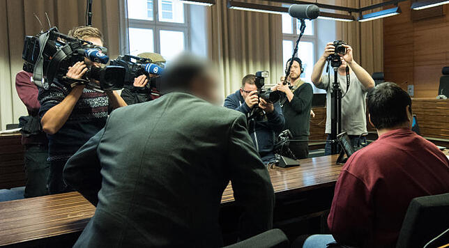 Er log, was sein Alter zur Tatzeit anbetraf: Hussein K. in Freiburg vor Gericht. Bild: dpa