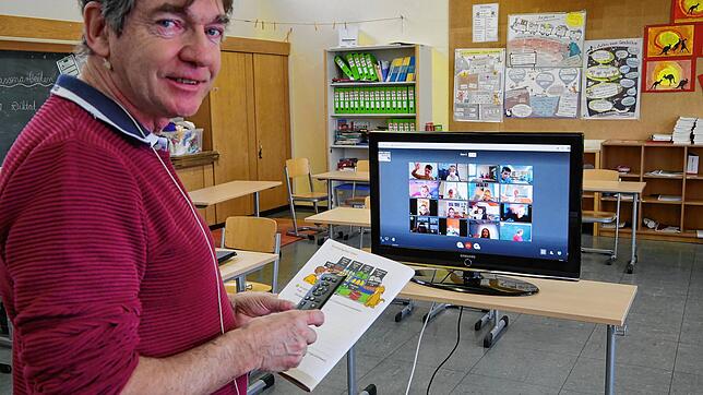 Fernunterricht an der Grundschule in Welschingen: Schulleiter Markus Oppermann unterrichtet per Video-Konferenz die zweiten Klasse. ...