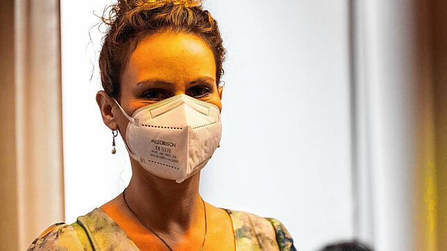 Klägerin Felicitas Rohrer steht im Landgericht Freiburg. In dem Prozess geht es um eine Klage auf Schadenersatz und Schmerzensgeld gegen ...