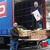 Beladen den LKW mit Hilfsgütern für die Ukraine: der Arzt Omar Al Faouri, Viktor Krieger und der Allensbacher Michael Wunsch packen ...