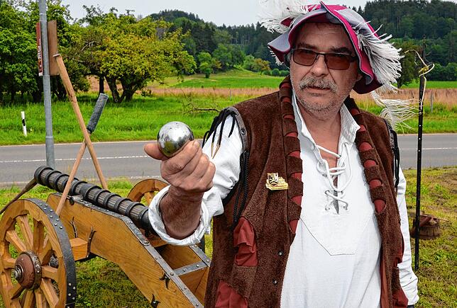 Uwe Setzer mit einer Kanonenkugel für ein Windrad-Kugellager.