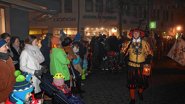 Bild 2: Mit dem Butzenlauf wird die Straßenfasnacht eingeläutet