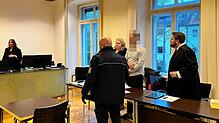 Piotr A. (in der Mitte des Bildes) muss sich vor dem Amtsgericht Konstanz für seine Taten verantworten. Betrunken hat er auf zwei ...