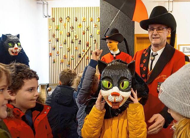 Ganz schön schwer so eine Chatzenmaske, doch ausprobieren wie sich es unter einer Maske fühlt, wollten alle Schüler.