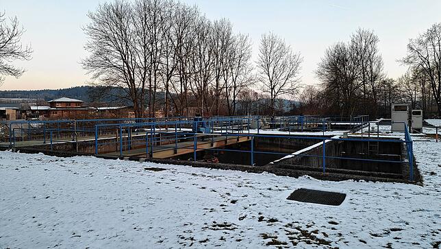 Auf dieser etwa 30 mal 12 Meter großen Fläche, auf der die Becken der alten Kläranlage stehen, möchte die Stadt eine neue Lagerhalle bauen.