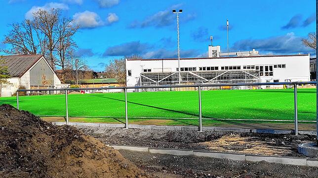 Es fehlt nicht mehr viel: Der neue Kunstrasenplatz auf der Mettnau nimmt so langsam Formen an. Beim Rasenplatz dauert hingegen noch ...