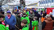 Nach dem großen Fasnetsumzug in St. Georgen geht im Narrendorf im Schulhof der Robert-Gerwig-Schule die Post ab. Die Narren und Besucher ...