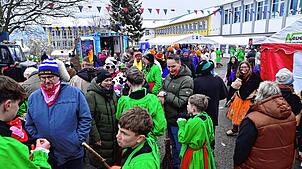 Nach dem großen Fasnetsumzug in St. Georgen geht im Narrendorf im Schulhof der Robert-Gerwig-Schule die Post ab. Die Narren und Besucher ...