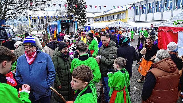 Nach dem großen Fasnetsumzug in St. Georgen geht im Narrendorf im Schulhof der Robert-Gerwig-Schule die Post ab. Die Narren und Besucher ...