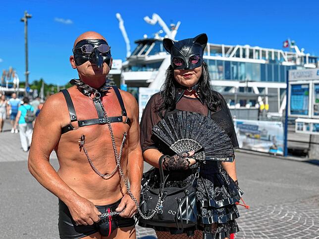 Mit leichter Kleidung und praktischen Accessoires wie Fächer und Schirme trotzen Fetisch-Fans der Hitze.