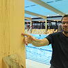 Betriebsleiter Michael Scholz beim Besichtigungstermin im Aquari.  Bild: Guy Simon