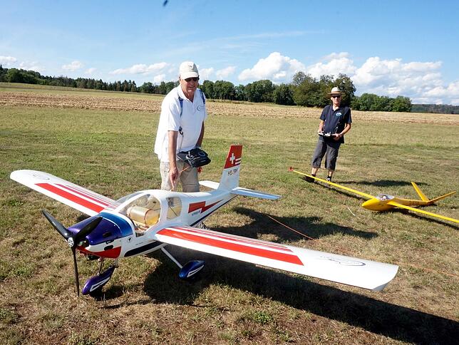 Schlepper gefragt: Schlepp-Pilot Felix Knecht befestigt das Seil an seinem Schleppflugzeug, das gleich den gelben Segler von Ueli Essig ...