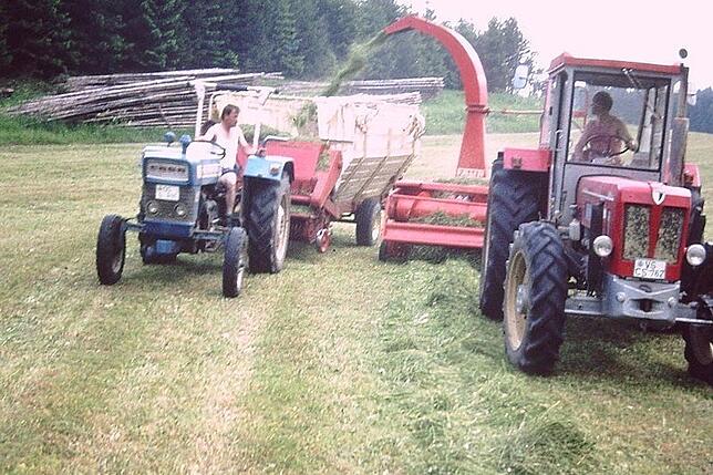 Zwei Landwirte helfen sich gegenseitig bei der Grasernte. Die Vermittlung von Maschinen ist nach wie vor ein zentrales Standbein des ...