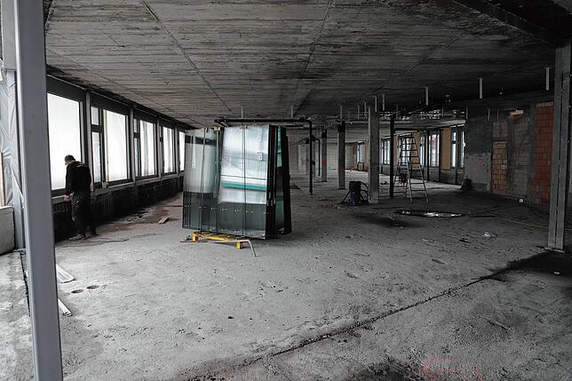 Im ersten Obergeschoss stehen die Fenster schon für den Innenausbau bereit.