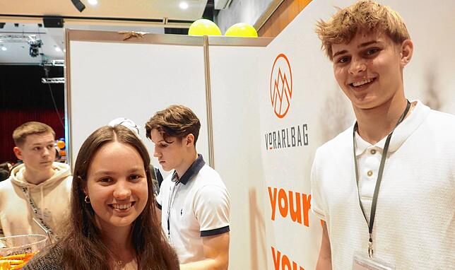 Ronja Türtscher und Laurin Schieder von der Handelsakademie Bregenz konzipierten Trekking-Rucksäcke mit dem schönen Namen VorarlBAG.